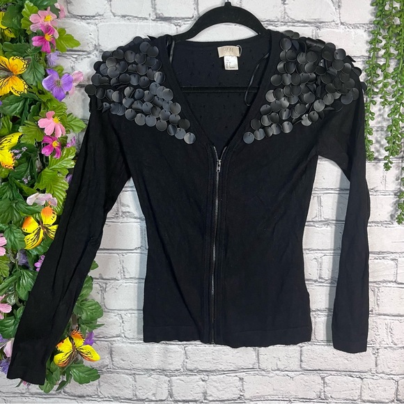 .!🌼3/$30🌼H&M Black Detailed Zip Up Sweater Size 4/Small - Picture 2 of 15